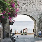 4-bedroom Prestige Rhodes Near Old Town Apartamento *