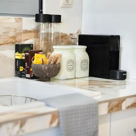 Апартаменти Exquisite 4-bedroom Prestige *