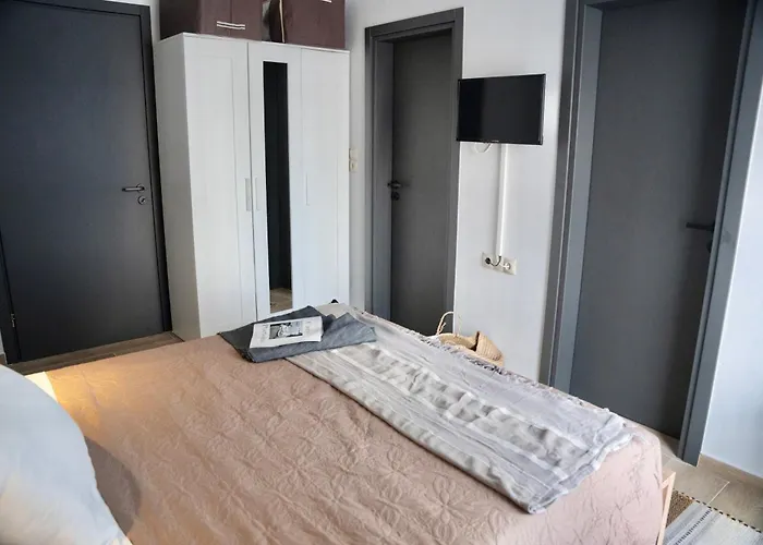 Daire Exquisite 4-bedroom Prestige Rhodes