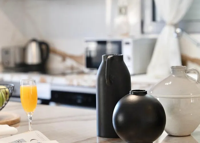 Daire Exquisite 4-bedroom Prestige Rhodes *