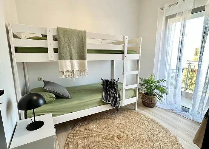 Daire Exquisite 4-bedroom Prestige Rhodes