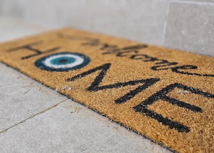 Daire Exquisite 4-bedroom Prestige Rhodes