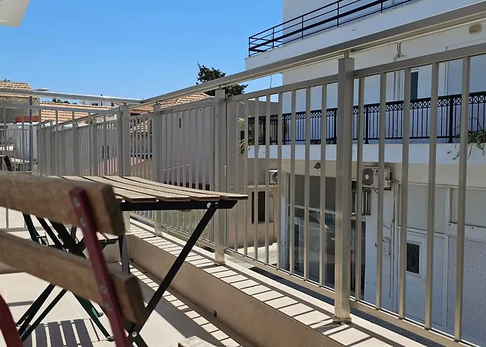 Daire Exquisite 4-bedroom Prestige Rhodes