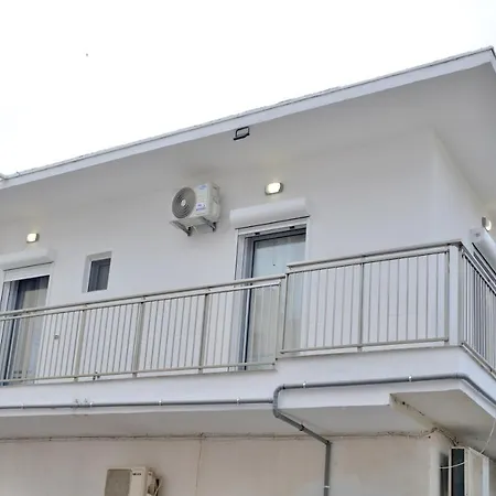 4-bedroom Prestige Rhodes Near Old Town